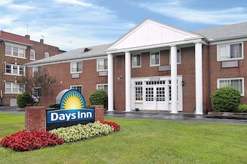 Days Inn by Wyndham Cleveland Lakewood