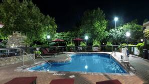 Outdoor pool, free cabanas, sun loungers
