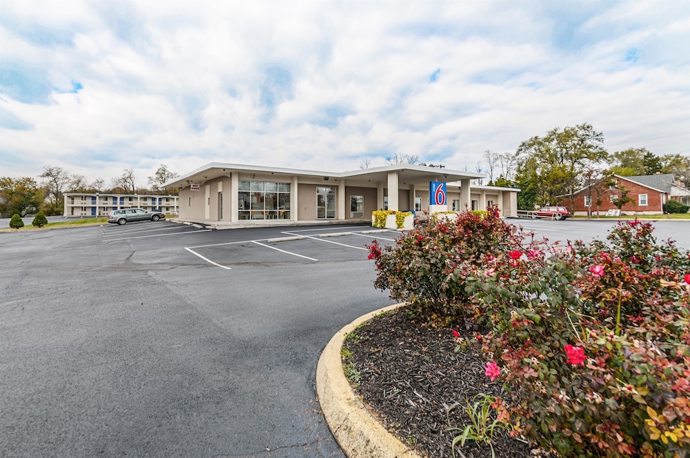 Front of property, Motel 6 Winchester, VA