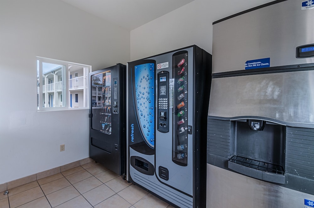 Vending machine, Motel 6 Winchester, VA