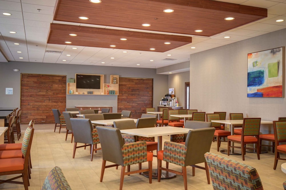 Dining, Holiday Inn Express & Suites - North Platte, an IHG Hotel