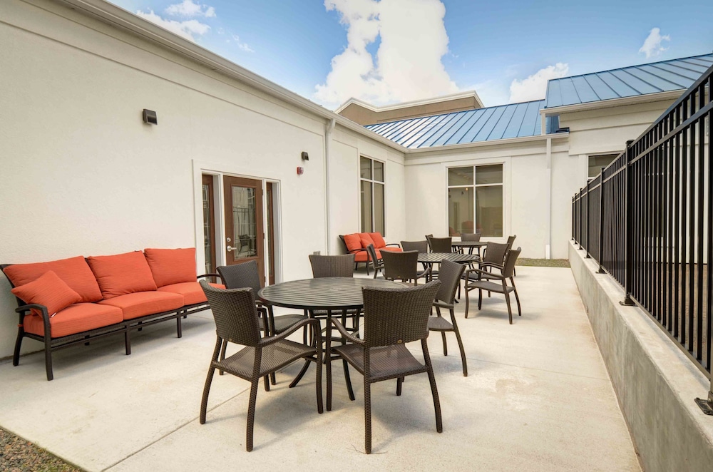 BBQ/picnic area, Holiday Inn Express & Suites - North Platte, an IHG Hotel