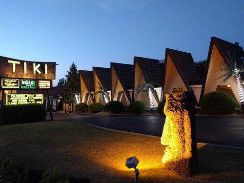 Lake George Luxury Hotels Luxurious From 68 Travelocity Tiki Resort