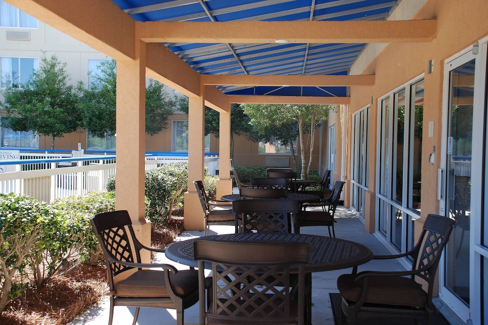 Terrace/patio, Fairfield Inn by Marriott Myrtle Beach Broadway at the Beach