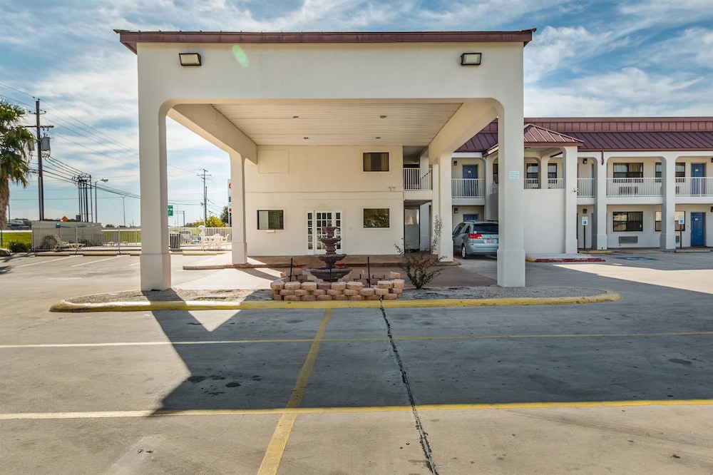 Front of property, Motel 6 San Marcos, TX - North