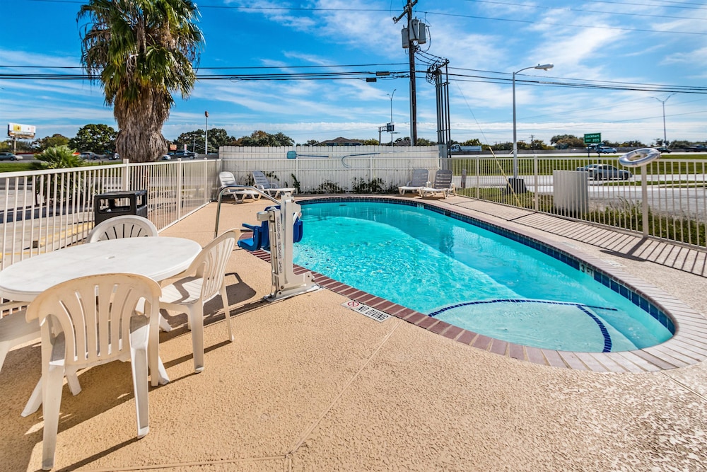 Pool, Motel 6 San Marcos, TX - North