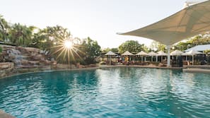 2 outdoor pools
