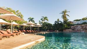 2 outdoor pools