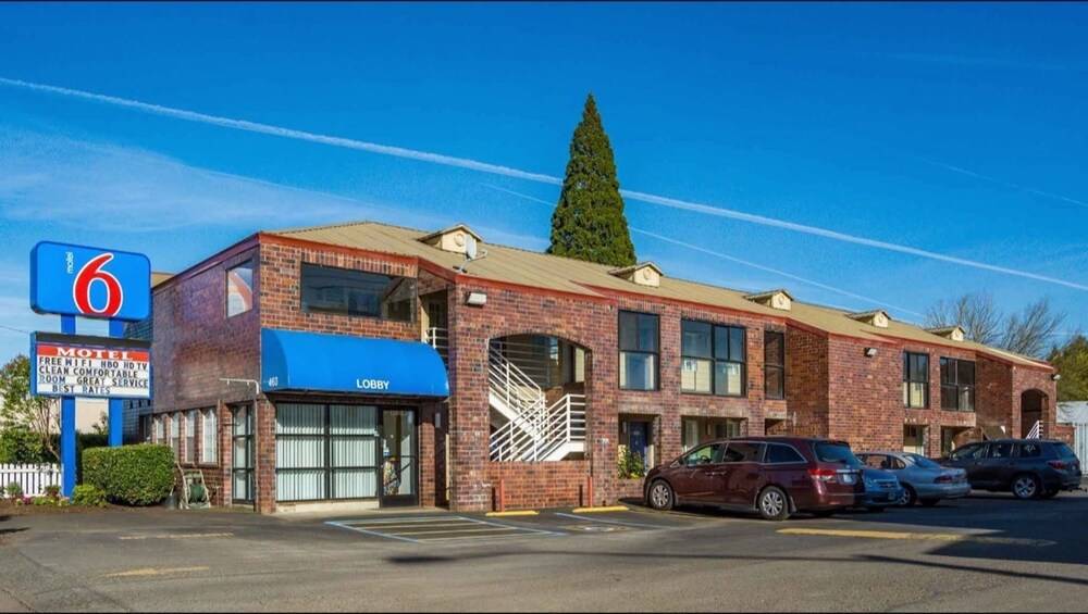 Front of property, Motel 6 Canby, OR