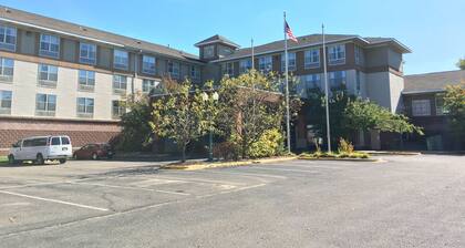 Norwood Inn & Suites