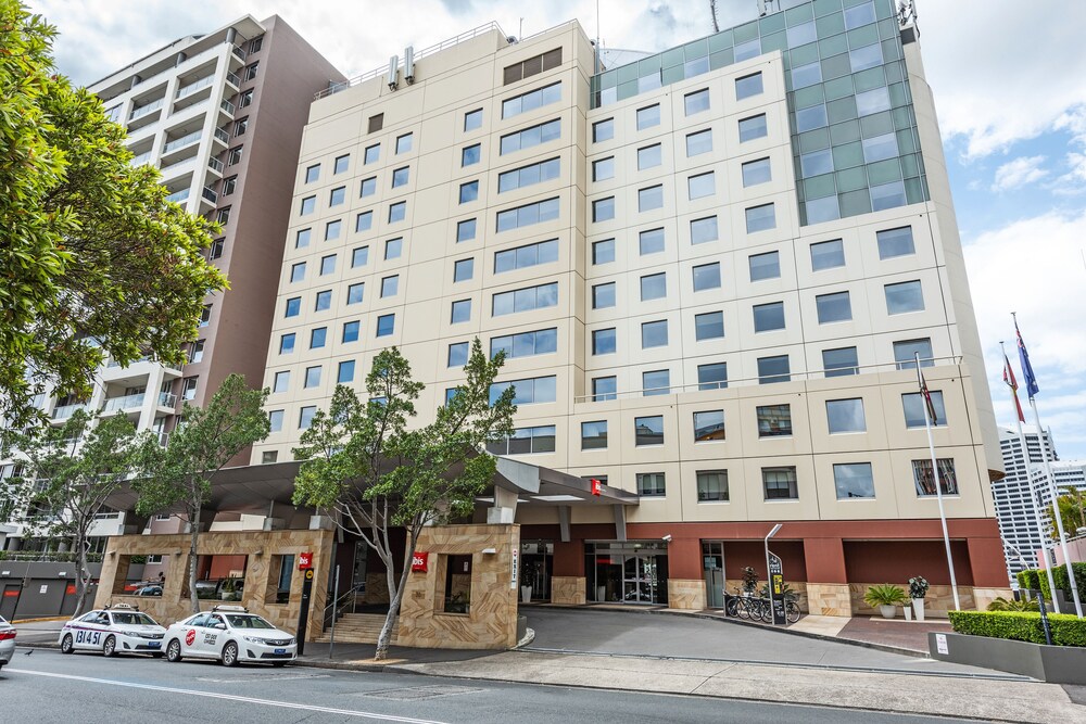 Front of property, ibis Sydney Darling Harbour