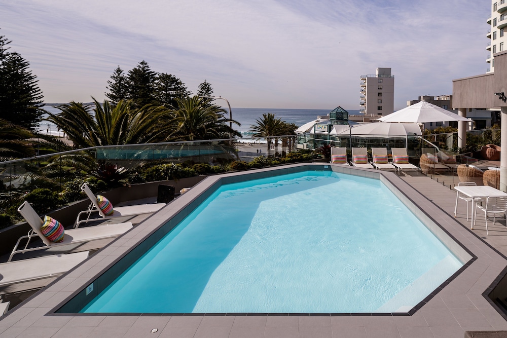 Outdoor pool, Rydges Cronulla Beachside