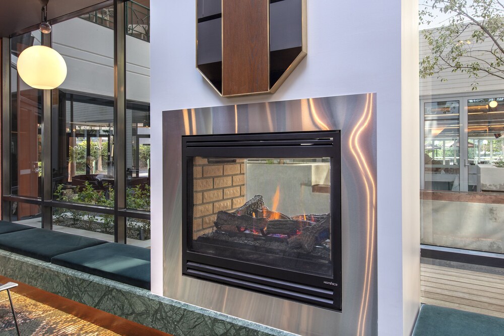 Fireplace, Amora Hotel Riverwalk Melbourne