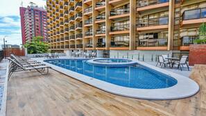Piscina externa, guarda-sóis