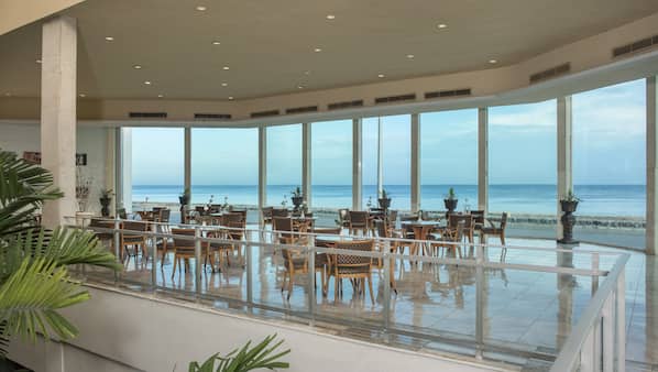 2 bars/lounges, lobby lounge, piano bar
