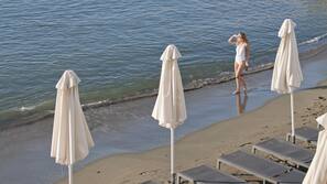 Am Strand, Liegestühle, Sonnenschirme, Strandtücher