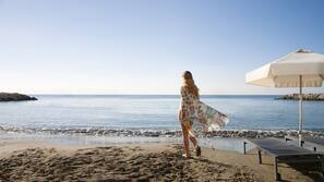 Am Strand, Liegestühle, Sonnenschirme, Strandtücher