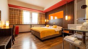 Roupas de cama premium, frigobar, cofres nos quartos, escrivaninha