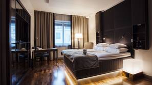 Hypo-allergenic bedding, in-room safe, iron/ironing board, free WiFi
