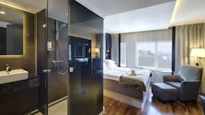 Hypo-allergenic bedding, in-room safe, iron/ironing board, free WiFi