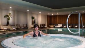 Bañera de hidromasaje en el interior