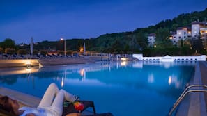 Una piscina cubierta, una piscina al aire libre de temporada, sombrillas