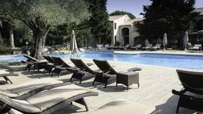 Piscine extérieure, parasols de plage, chaises longues