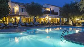 Piscine extérieure, parasols de plage, chaises longues
