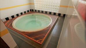 Bañera de hidromasaje en el interior
