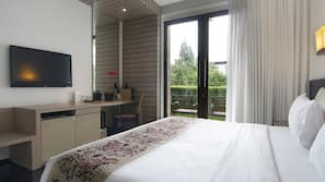Premium bedding, in-room safe, laptop workspace, iron/ironing board