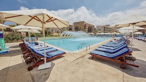 2 outdoor pools