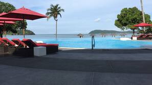 Indoor pool, 2 outdoor pools