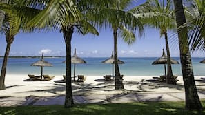 Plage, sable blanc, cabines gratuites, chaises longues