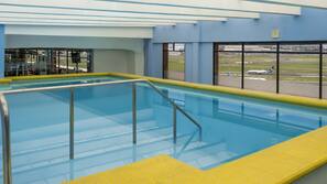 Una piscina cubierta