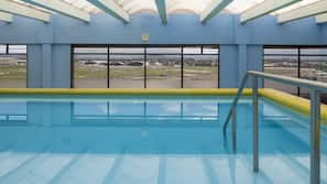 Una piscina cubierta