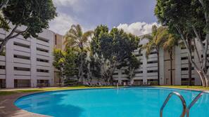 Una piscina al aire libre (de 9:00 a 21:00), tumbonas