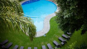 Una piscina al aire libre (de 9:00 a 21:00), tumbonas
