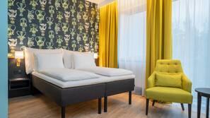 Sengetøy av topp kvalitet, minibar, skrivebord og blendingsgardiner