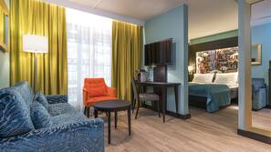 Sengetøy av topp kvalitet, minibar, skrivebord og blendingsgardiner