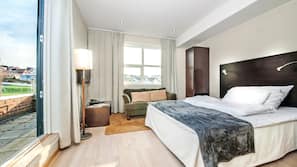 Minibar, skrivebord, wi-fi (mot et tillegg) og sengetøy