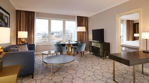 Hypo-allergenic bedding, minibar, in-room safe, desk