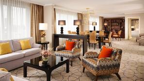 Hypo-allergenic bedding, minibar, in-room safe, desk