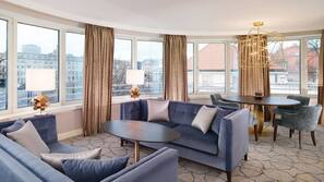 Hypo-allergenic bedding, minibar, in-room safe, desk