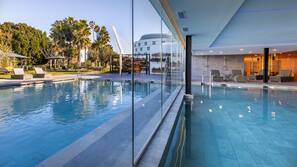 Piscina coperta, piscina stagionale all'aperto, ombrelloni da piscina
