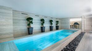 Una piscina cubierta
