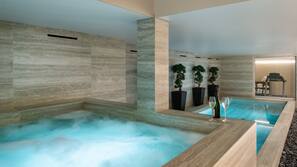 Una piscina cubierta
