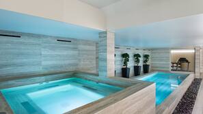 Una piscina cubierta