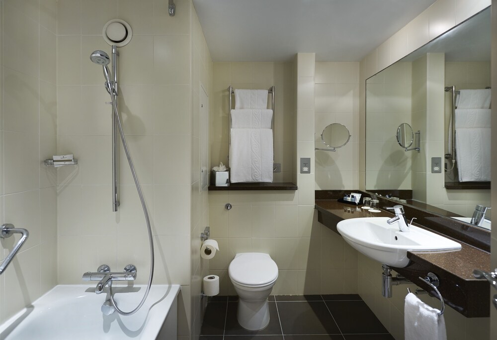 Bathroom, Crowne Plaza London Ealing, an IHG Hotel