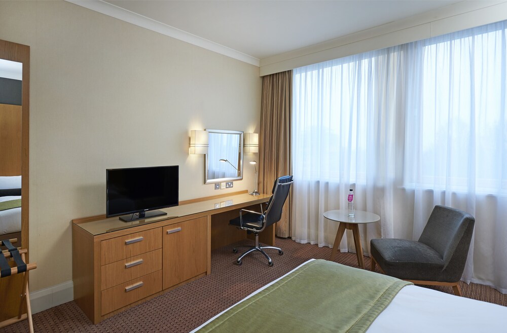 Room, Crowne Plaza London Ealing, an IHG Hotel