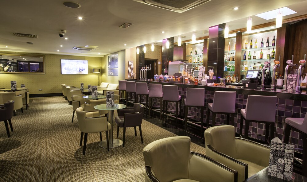 Bar (on property), Crowne Plaza London Ealing, an IHG Hotel